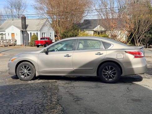 Used 2015 Nissan Altima 2.5 S w/ Sport Value Package image 10