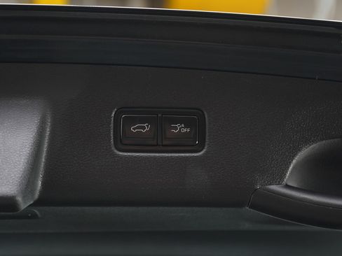 Used 2022 Kia Carnival EX image 20