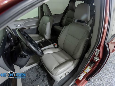 Used 2019 Toyota Sienna XLE w/ XLE Navigation Package AWD/4WD image 23
