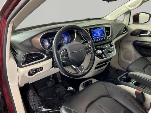 Used 2017 Chrysler Pacifica Touring-L FWD image 17