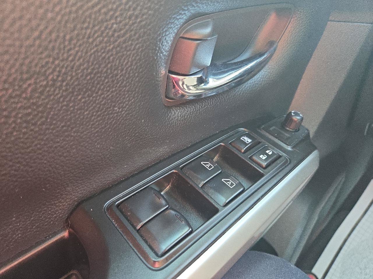 Used 2024 Nissan Titan SV AWD/4WD image 20
