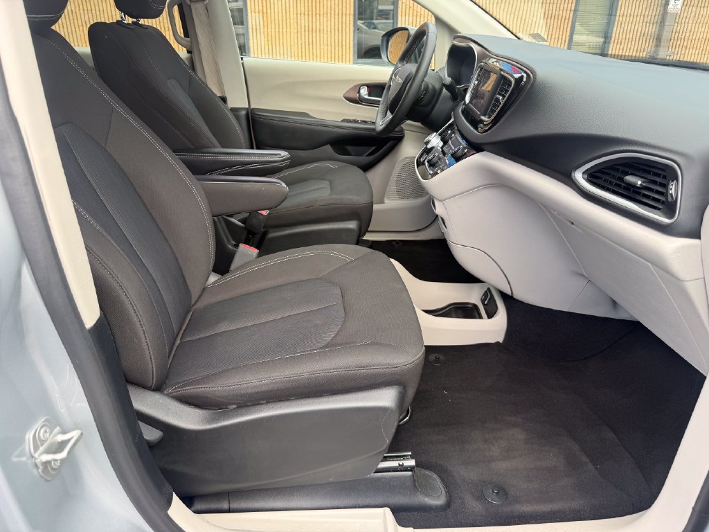 Used 2023 Chrysler Voyager LX FWD image 23