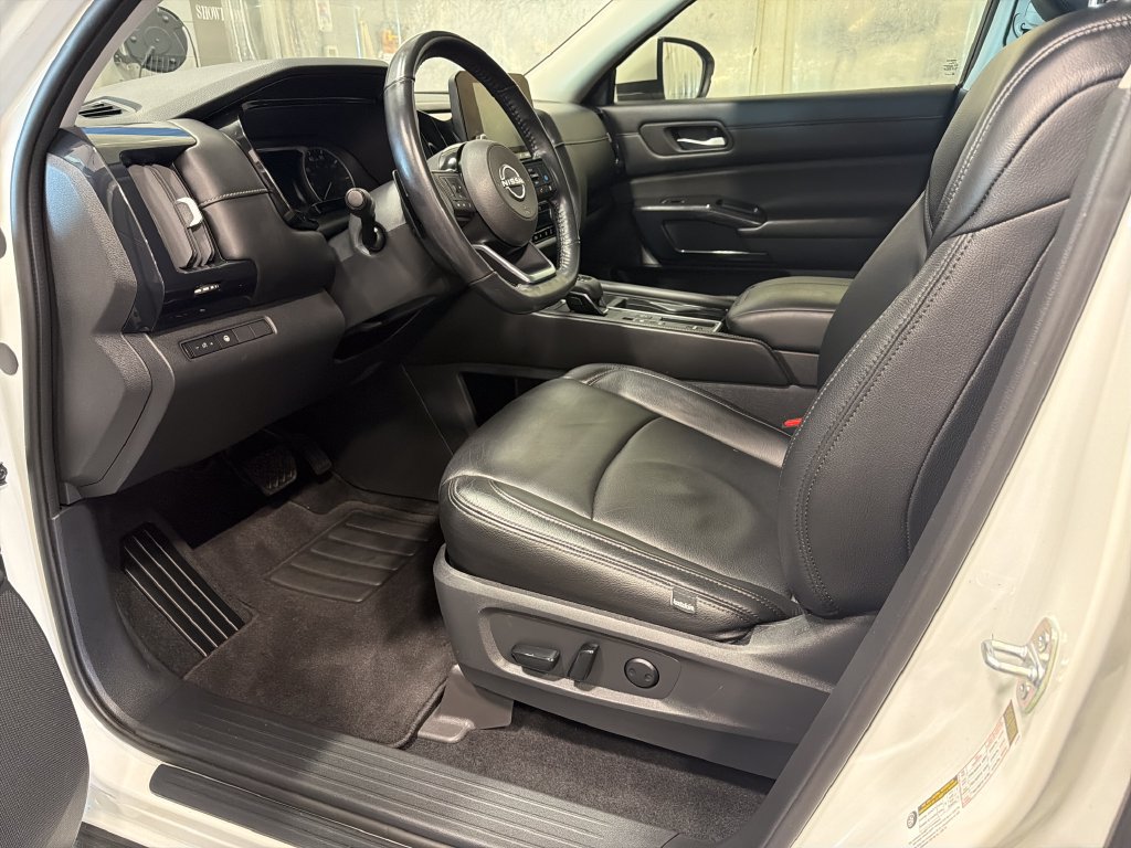 Used 2022 Nissan Pathfinder SV w/ SV Black Package FWD image 4
