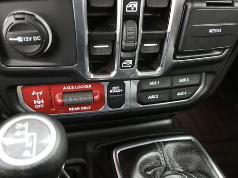 Used 2024 Jeep Gladiator Mojave AWD/4WD image 20