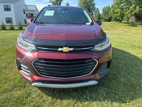 Used 2017 Chevrolet Trax LT w/ Sun & Sound Package FWD image 8