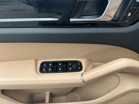 Used 2023 Porsche Cayenne image 12