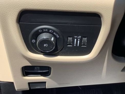 Certified 2025 Jeep Grand Cherokee Limited AWD/4WD image 29