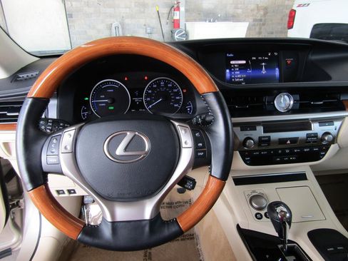 Used 2015 Lexus ES 300h w/ Premium Package w/Bamboo Trim image 16