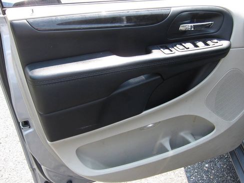 Used 2019 Dodge Grand Caravan SE FWD image 6