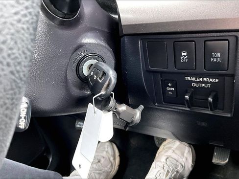 Used 2018 Toyota Tundra SR5 w/ SR5 Upgrade Package image 11