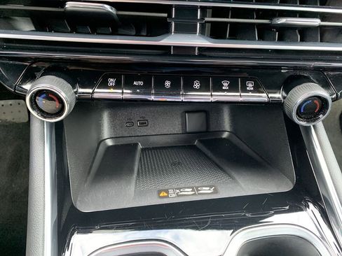 Used 2025 Chevrolet Traverse LT image 26