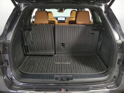 Used 2023 Toyota Highlander Platinum FWD image 28