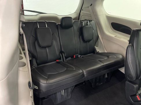 Used 2023 Chrysler Pacifica Touring-L image 47