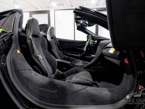Used 2026 McLaren 750S Spider RWD image 3