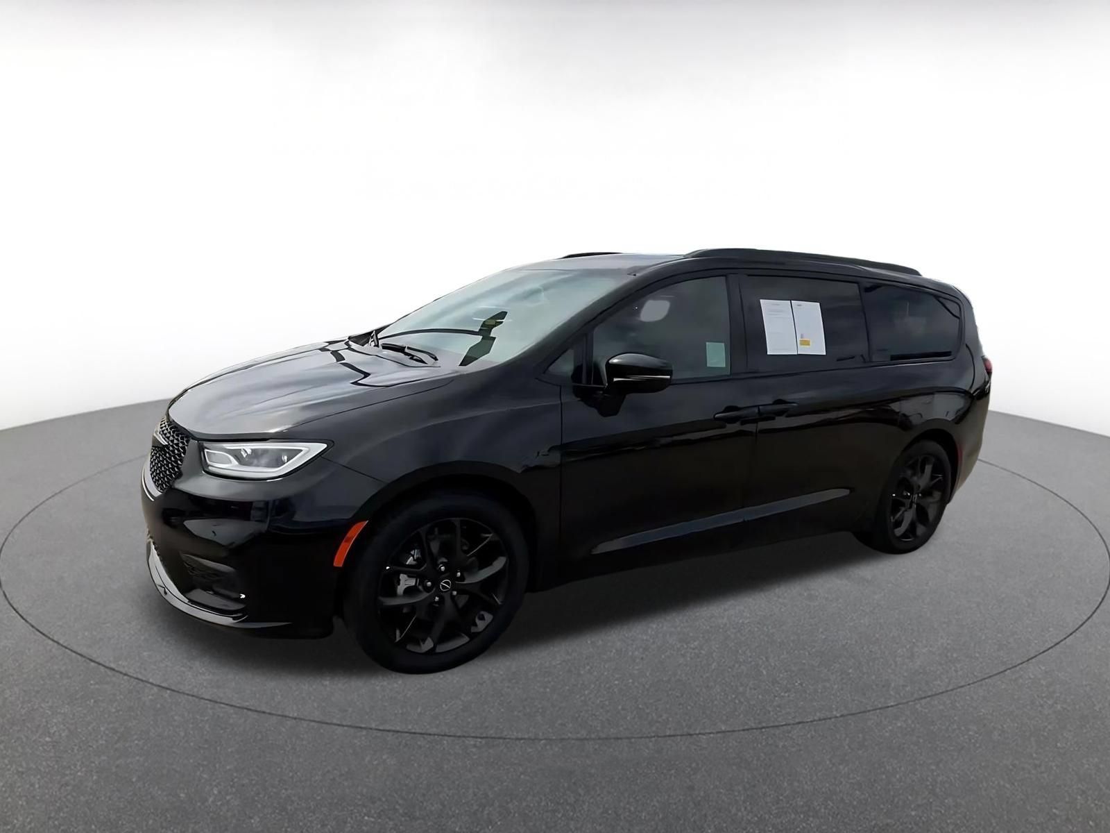 Used 2025 Chrysler Pacifica Limited FWD image 7