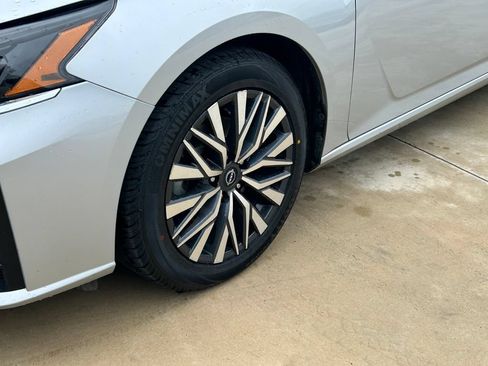 Used 2025 Nissan Altima 2.5 SV FWD image 9