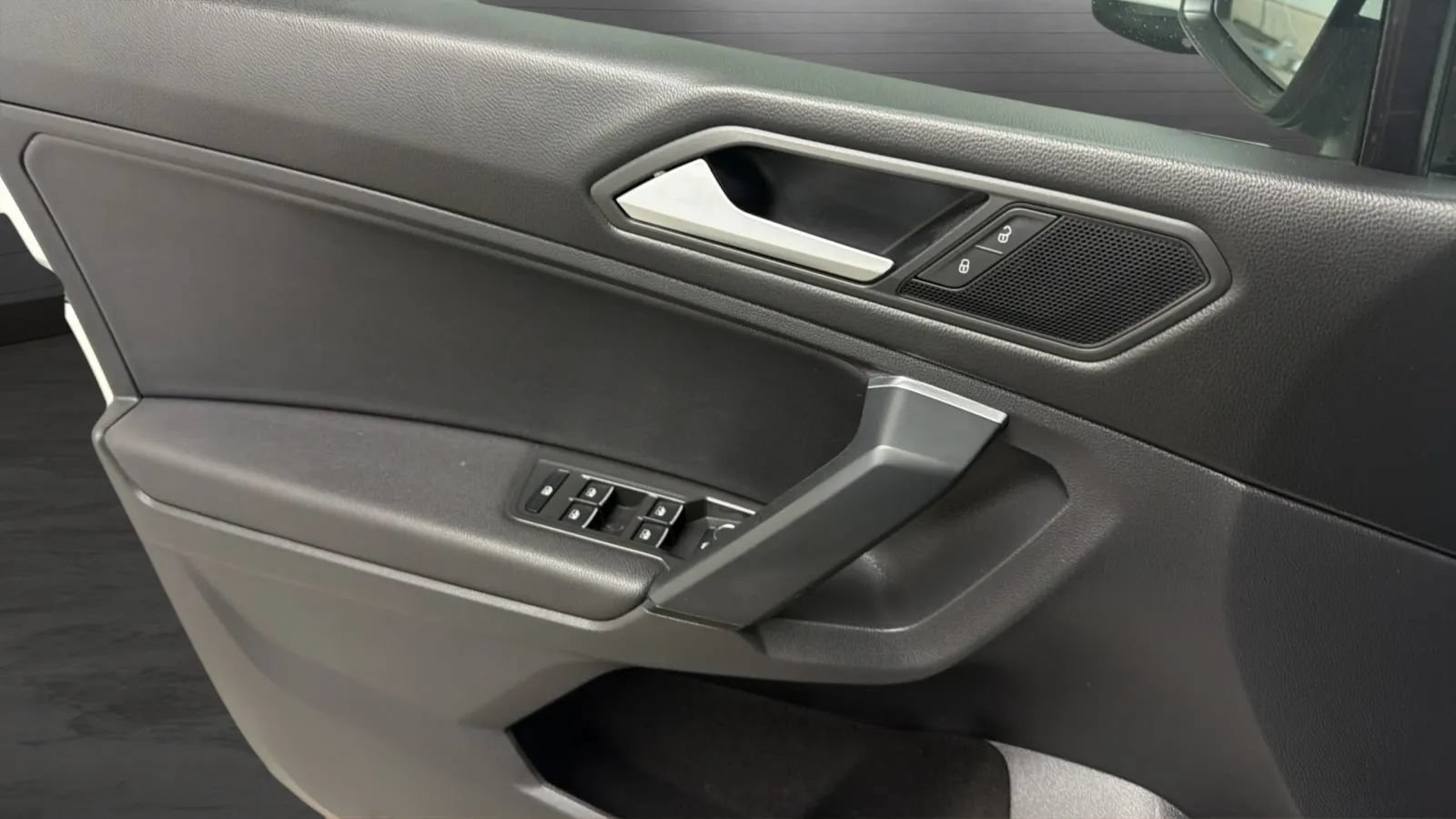 Used 2019 Volkswagen Tiguan SE FWD image 17