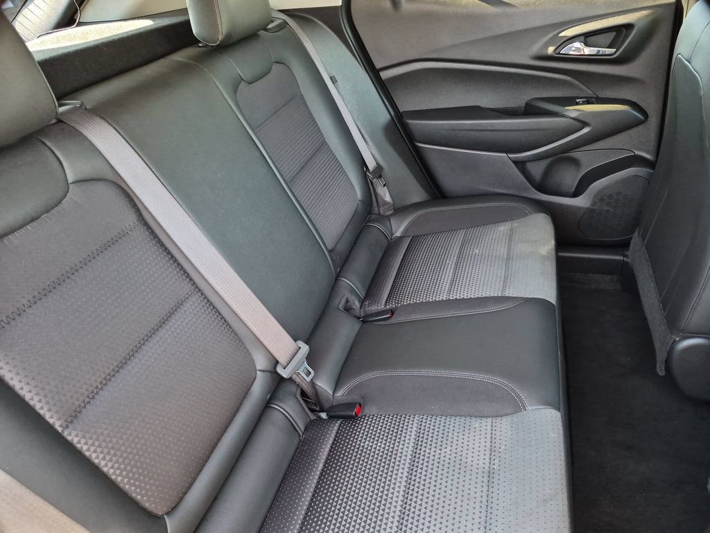 Used 2025 Chevrolet Trax LT w/ LT Convenience Package FWD image 30
