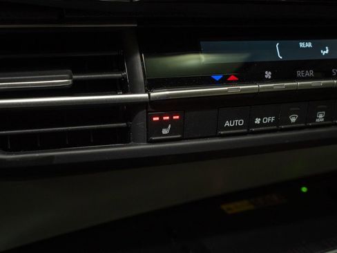 Used 2025 Toyota Sienna XLE image 15