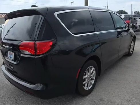 Used 2023 Chrysler Voyager LX FWD image 5