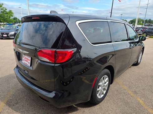 Used 2022 Chrysler Voyager LX FWD image 4
