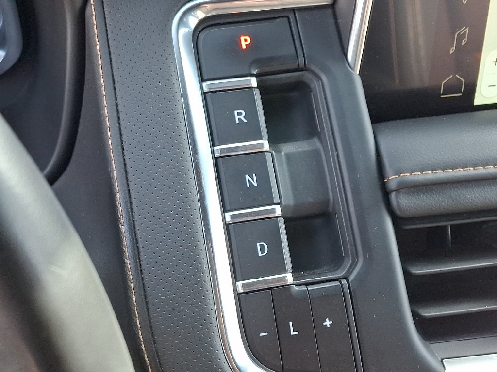 Used 2024 GMC Yukon XL AT4 w/ Technology Package AWD/4WD image 16