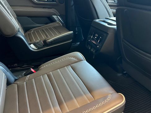 Used 2025 GMC Yukon Denali Ultimate AWD/4WD image 18
