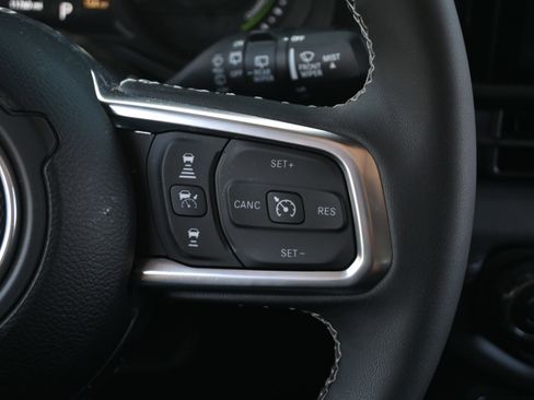 Used 2025 Jeep Wrangler Unlimited Sahara w/ Safety Group AWD/4WD image 19