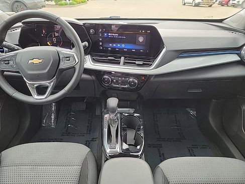 Used 2025 Chevrolet Trax LT w/ LT Convenience Package FWD image 11