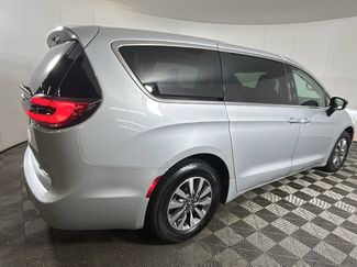 Used 2024 Chrysler Pacifica Limited FWD video 3
