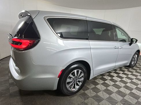 Used 2024 Chrysler Pacifica Limited FWD image 3