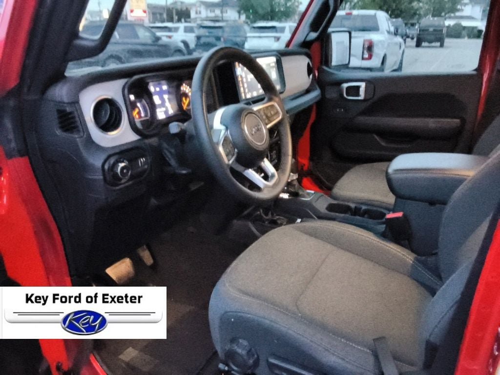 Used 2025 Jeep Wrangler Unlimited Sahara AWD/4WD image 26