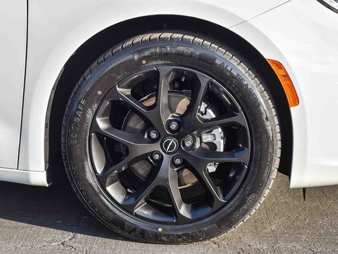 Used 2025 Chrysler Pacifica Limited image 10