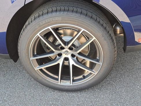 Certified 2025 Porsche Macan image 13