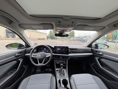 Used 2025 Volkswagen Jetta SE image 32