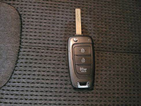 Used 2020 Hyundai Santa Fe SE image 32