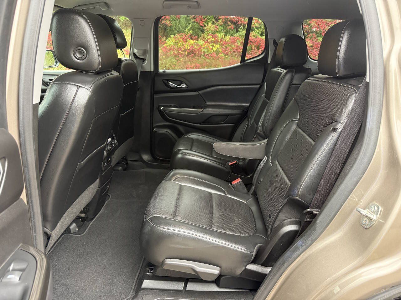 Used 2023 GMC Acadia SLT w/ Technology Package AWD/4WD image 9