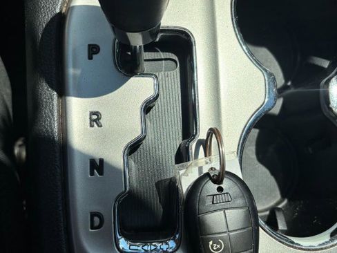 Used 2011 Jeep Grand Cherokee Laredo AWD/4WD image 16