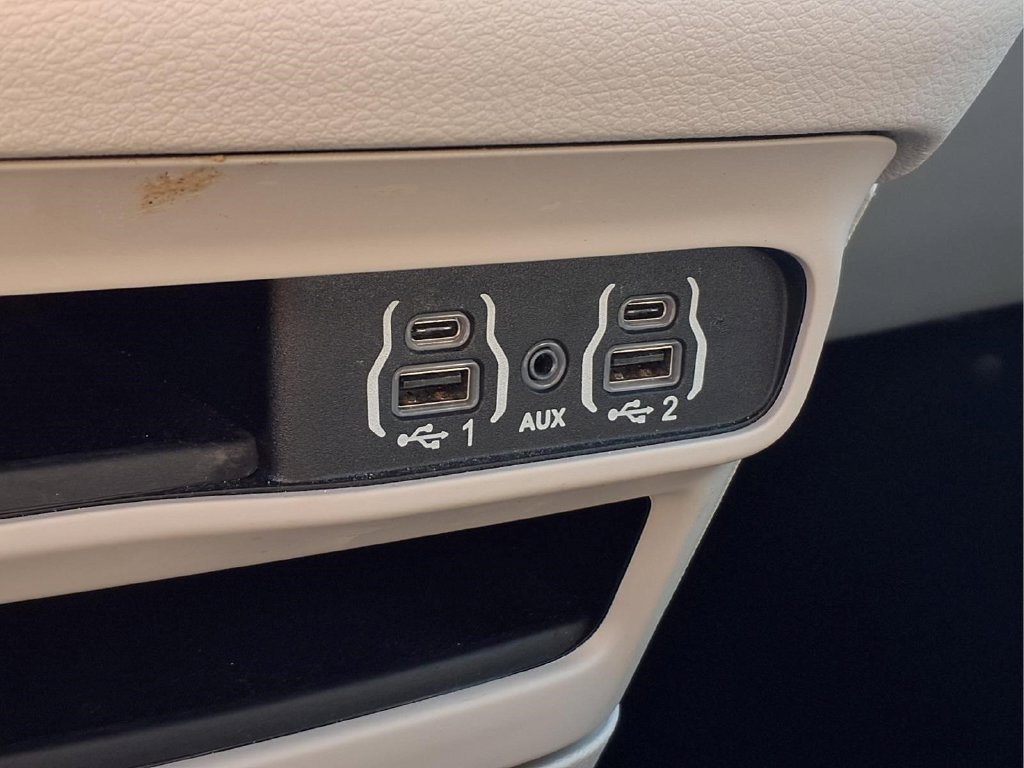 Used 2024 Chrysler Pacifica Touring-L FWD image 9