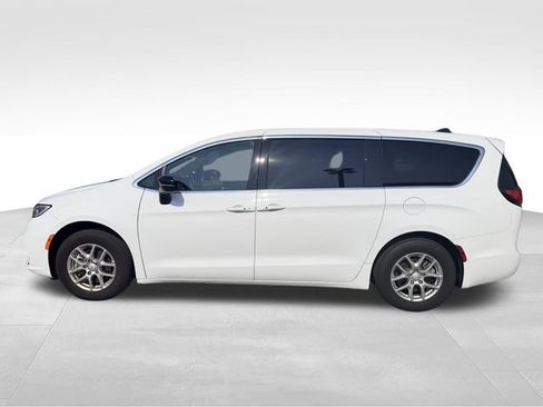 Used 2026 Chrysler Pacifica Select FWD image 8