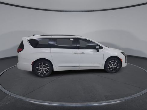 New 2027 Chrysler Pacifica Pinnacle w/ Theater Group AWD/4WD image 16