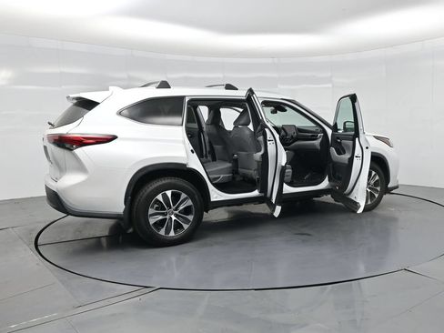Used 2023 Toyota Highlander XLE AWD/4WD image 4