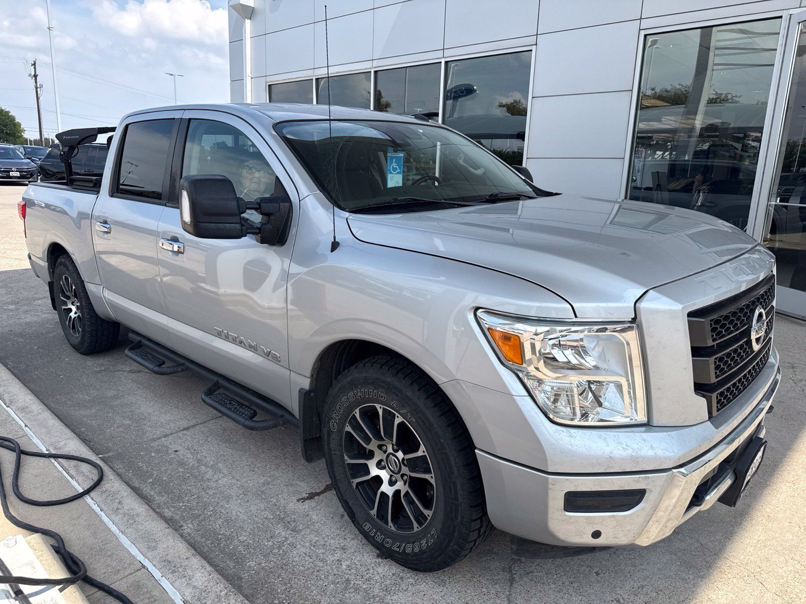 Used 2020 Nissan Titan SV w/ SV Convenience Package RWD image 3
