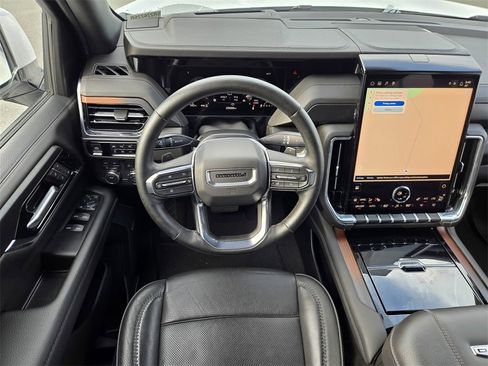 Used 2025 GMC Yukon XL Denali image 13