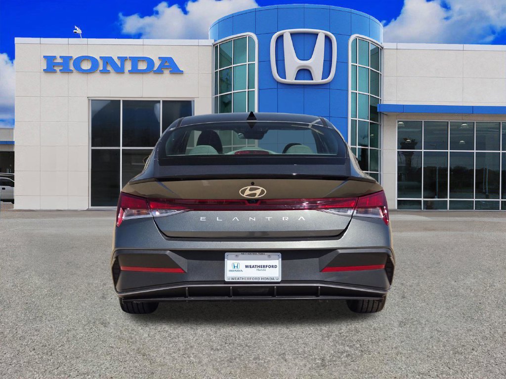 Used 2025 Hyundai Elantra Sport FWD image 4