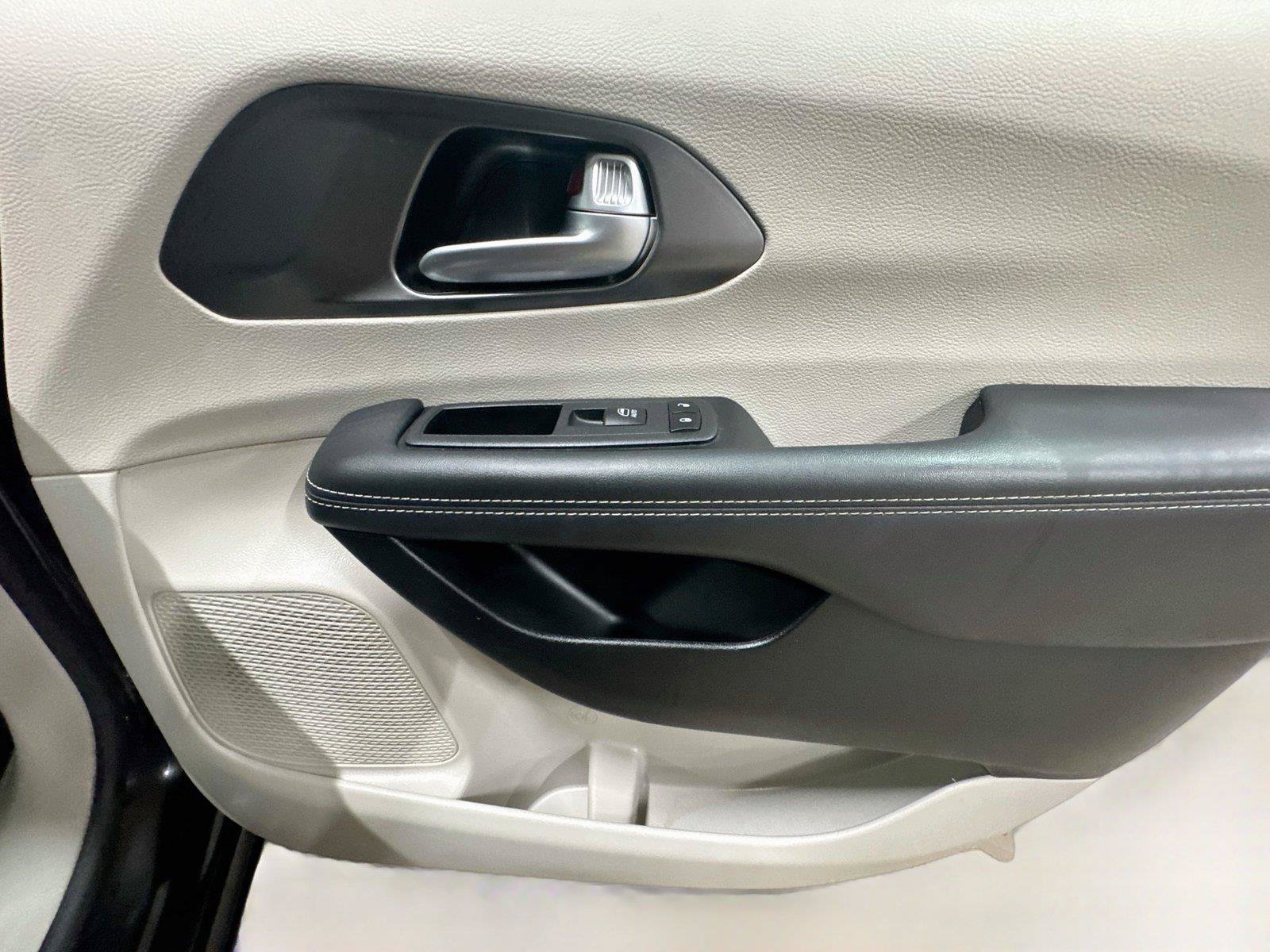 Used 2024 Chrysler Pacifica Touring-L FWD image 31