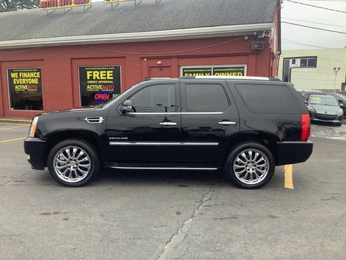 Used 2011 Cadillac Escalade Luxury AWD/4WD image 4