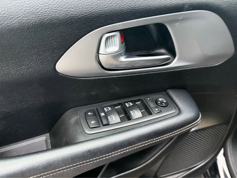 Used 2018 Chrysler Pacifica Touring-L Plus w/ S Appearance Package image 7