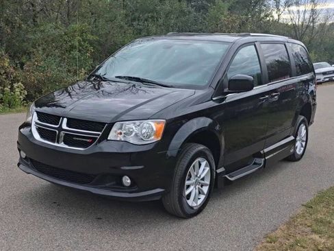 Used 2019 Dodge Grand Caravan SXT image 3