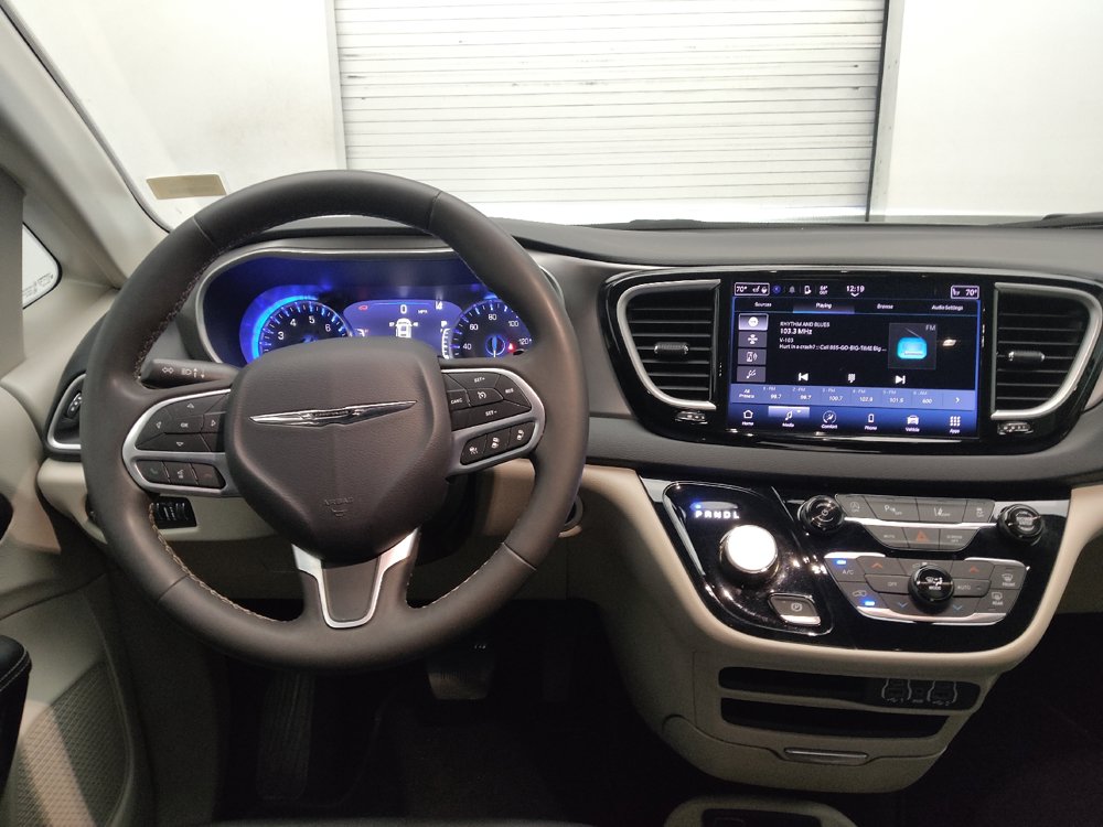 Used 2024 Chrysler Pacifica Touring-L FWD image 22